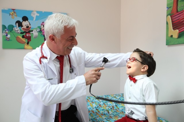 çocuk doktoru ve hastası